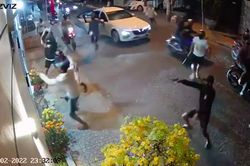 Kinh hoàng nhóm người cầm mã tấu đập phá nhà dân trong đêm
