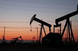 Dow Jones leo 370 điểm; Giá dầu hạ nhiệt sau một đợt tăng giá lớn