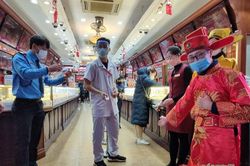 Hà Nội: Người dân xếp hàng từ 3 giờ sáng mua vàng ngày vía Thần Tài