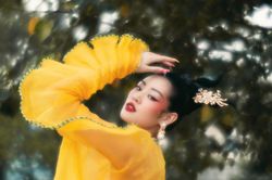 Hoa hậu Khánh Vân khoe sắc với áo dài những ngày đầu năm mới