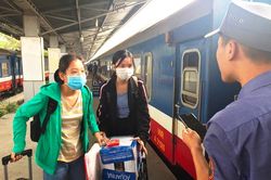 Học sinh, sinh viên được giảm 20% giá vé tàu đến hết ngày 28-2