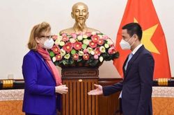Thứ trưởng Ngoại giao Đặng Hoàng Giang tiếp Trưởng đại diện UNDP và UNFPA tại Việt Nam