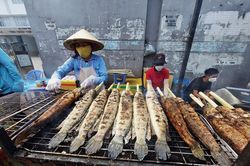 'Mẹ đẻ' món cá lóc nướng cúng Thần Tài, ngày bán 5.000 con thu 750 triệu