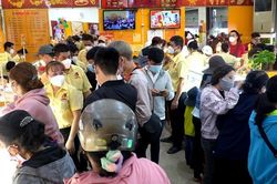 TP.HCM: Khách chen chúc, nhiều tiệm vàng 'cháy hàng' ngày vía Thần Tài
