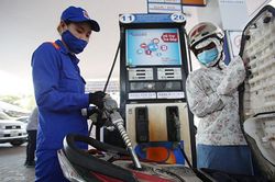 Tước giấy phép kinh doanh cây xăng găm hàng chờ tăng giá