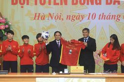 Thủ tướng tặng danh hiệu 'kim cương' cho thầy trò HLV Mai Đức Chung