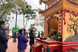 Phủ Tây Hồ (Hà Nội) mở cửa đón du khách trở lại
