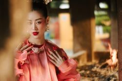 Hoa hậu Khánh Vân đẹp bí ẩn trong bộ ảnh mừng Xuân mới