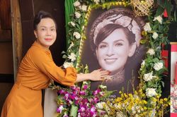 Đầu năm mới, nghệ sĩ Việt Hương đến thăm nhà hàng của cố ca sĩ Phi Nhung, nói một câu đầy xúc động