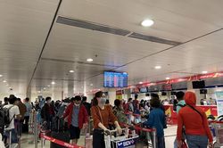 Tần suất bay tăng vọt, hành khách vẫn khổ sở vì trễ chuyến