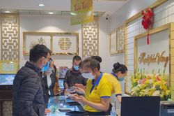 Vàng miếng tài lộc 'cháy hàng' trong ngày vía Thần Tài