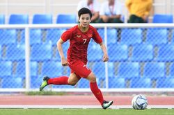 Tuyết Dung và tuổi thơ trốn ra bãi sau nhà chơi bóng