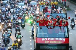 Tuyển nữ diễu hành tại TP.HCM bằng xe buýt 2 tầng