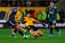 Thắng Wolves, Arsenal chiếm vị trí thứ 5 của Man United