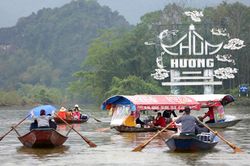 Khách thập phương đội mưa rét đi thuyền trên suối Yến vào Chùa Hương