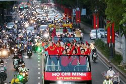 TP.HCM ngập cờ hoa đón những người hùng tuyển nữ Việt Nam