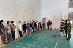 Bắt quả tang 13 đối tượng đang say sưa đánh bạc tại quán cà phê