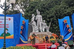 Nhạc sỹ Trương Quý Hải tặng tân binh Hà Nội bài hát sáng tác bên mộ đồng đội hy sinh ở chiến trường Vị Xuyên