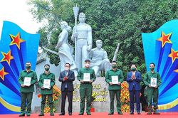 Trao sổ tiết kiệm tặng tân binh nhập ngũ hoàn cảnh khó khăn