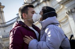Thái Lan khuyến cáo các cặp đôi đeo khẩu trang phòng COVID-19 khi gần gũi ngày Valentine
