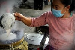 Người phụ nữ 'đi bằng tay' mưu sinh bằng nghề truyền thống, có thương hiệu ở Lĩnh Thành