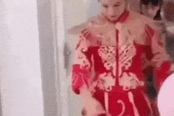 Cô dâu cởi váy cưới, tẩy trang hủy hôn ngay trong hôn lễ vì một hành động của mẹ chồng, nghe chuyện dân tình đều chua xót thay