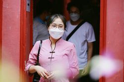 Chùa cầu duyên ở TP.HCM đông đúc trước Valentine