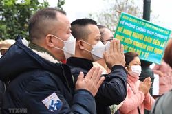 Người dân Hà Nội đi lễ đền, chùa Rằm tháng Giêng