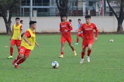 U23 Việt Nam đấu đối kháng trong buổi tập đầu tiên tại Campuchia