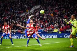 Suarez đá hỏng penalty, Atletico thắng trận 'điên rồ'