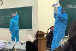 Cô giáo mặc đồ bảo hộ kín mít lên lớp và sự thật phía sau