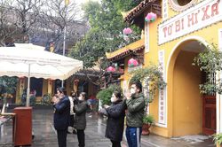 Người dân Hà Nội đi lễ đền, chùa Rằm tháng Giêng