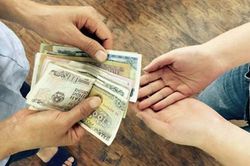 'Mẹ ơi, con muốn có 200 ngàn đồng đi xem phim', 2 cách làm khác nhau của hai bà mẹ ảnh hưởng lớn đến TƯƠNG LAI mỗi đứa trẻ
