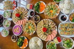 Người dân TP Hồ Chí Minh lùng mua đồ chay cúng Rằm tháng Giêng