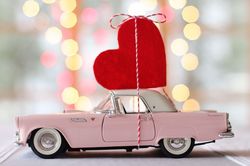 Khảo sát ngày Valentine: Đi xe điện hoặc hybrid khó tìm người yêu hơn