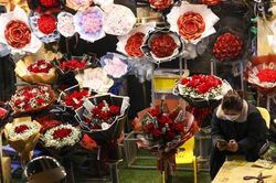 Hà Nội: Hoa cúng rằm nhộn nhịp khách, hoa tình yêu vắng vẻ