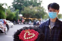 Bạn trẻ ở TPHCM kiếm thu nhập hàng triệu đồng dịp Valentine