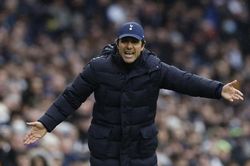 HLV Conte đạt cột mốc buồn, thừa nhận Tottenham hết cơ hội vào tốp 4