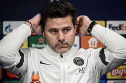 HLV Pochettino mâu thuẫn với PSG, MU mừng thầm