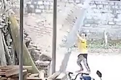 Clip: Thất kinh khoảnh khắc bé gái bị cả mảng tường cùng cánh cổng sắt đổ sập đè lên người