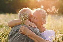 Nhân ngày Valentine, cùng tìm hiểu tâm lý sợ cô đơn khi về già