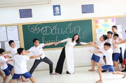 Giáo viên gọi học trò là 'con' có gì mà phải cấm?