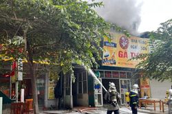 Kịp thời ngăn cháy lan tại đám cháy trên đường Nguyễn Xiển