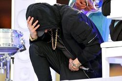 Ý nghĩa đằng sau hành động quỳ gối của Eminem ở Super Bowl Haftime Show 2022