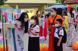 Trẻ em không chích ngừa có được đi học không?