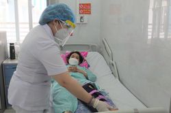 Ngã từ ghế nhựa, người phụ nữ gãy xương đùi, đứt động mạch chân