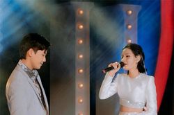 Clip: Hiền Hồ và Quân A.P song ca bản mashup 'gây bão' một thời, mới hát câu đầu đã 'oét' nhưng nhanh trí giải thích rất mượt