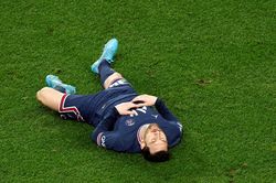Messi đá hỏng penalty ở Champions League