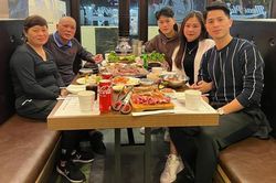 Đình Trọng đưa gia đình đi ăn, Văn Đức thay Duy Mạnh giục cưới