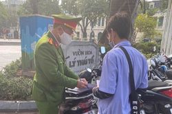Xử phạt nhiều bãi trông giữ xe quanh hồ Hoàn Kiếm